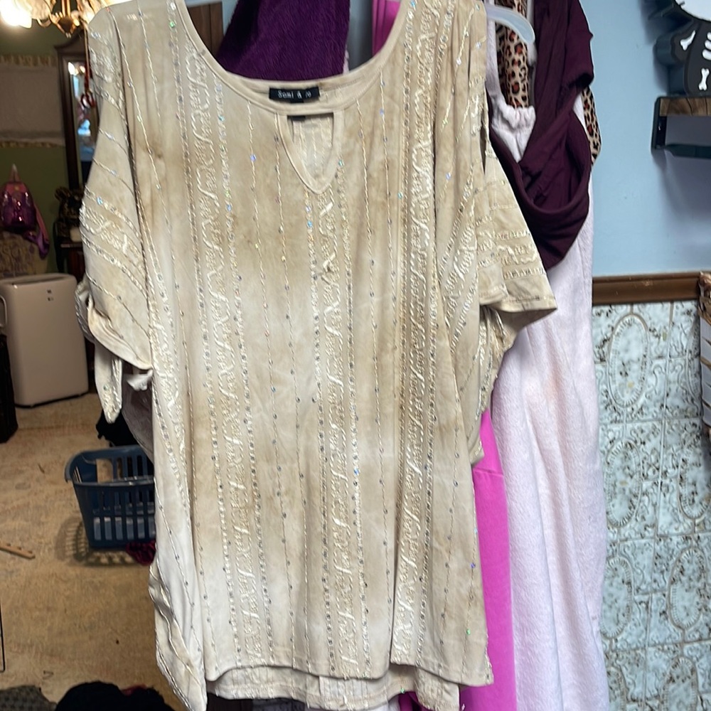 Pretty short sleeve with sequins